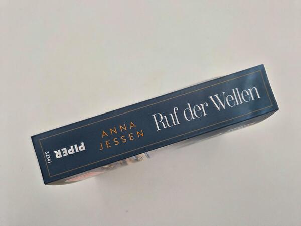 Außenansicht des Buches „Ruf der Wellen“