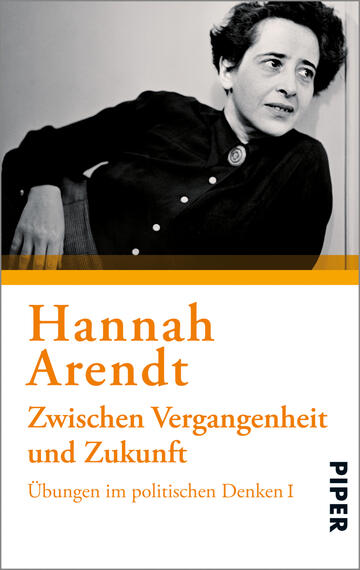 Das Buchcover zeigt ein Porträt von Hannah Arendt, das sie nachdenklich mit verschränkten Händen darstellt. Ihr Gesicht ist im Fokus, während sie in die Ferne blickt. Der Hintergrund ist in Schwarz-Weiß gehalten, was die Aufmerksamkeit auf die hellen, orangefarbenen Schriftzüge lenkt. Oben steht „Hannah Arendt“, gefolgt von dem Titel „Zwischen Vergangenheit und Zukunft“ in einer klaren, modernen Schrift. Unten ist „Übungen im politischen Denken I“ zu lesen.