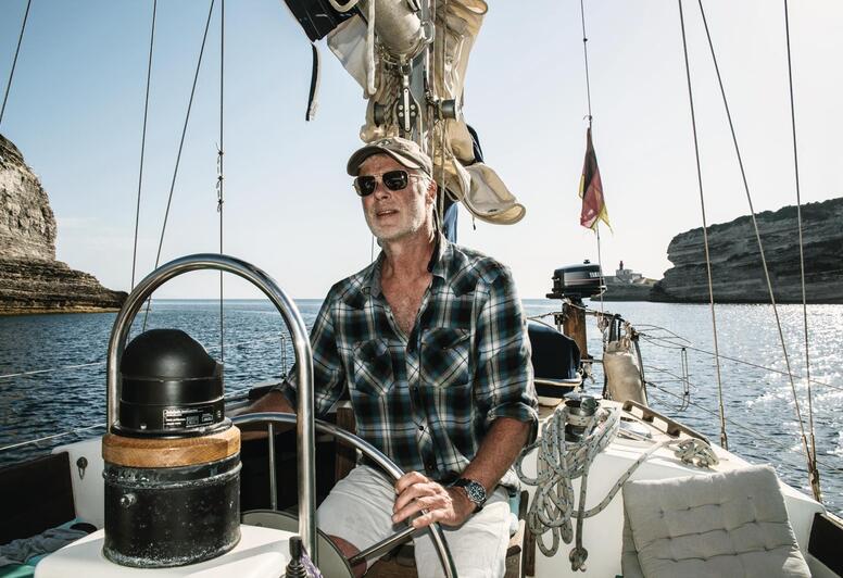 Marc Bielefeld auf seinem Segelboot