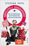 Das Buchcover zeigt einen mann mit Bart und Rucksack, der vor einem bunten Hintergrund steht. Über dem Mann befinden sich die Schriftzüge „ABSOLUTELY AUSGESPERRT“ in großen, roten Buchstaben, und darunter der Untertitel „Wie ich 700 Kilometer durch England reiste und immer draußen blieb“. Links oben befindet sich ein Hinweis auf COVID-19 mit dem Text „Keep your distance“. Das Cover wird durch eine britische Flagge und Bilder eines roten Doppeldeckerbusses sowie eines Schafes ergänzt. Die Gesamtatmosphäre wirkt abenteuerlich und einladend.