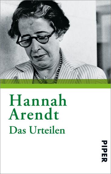 Das Buchcover zeigt ein schwarz-weißes Porträt von Hannah Arendt, die ernst blickend mit einem schlichten, gestreiften Blazer und einer Perlenkette abgebildet ist. Im oberen Bereich erstreckt sich ein grüner Streifen, der den Titel „Das Urteilen“ in grünlicher Schrift sowie den Namen der Autorin „Hannah Arendt“ in größerem, ebenfalls grünen Text enthält. Am unteren Rand befindet sich der Verlagsname „PIPER“ in schwarzer Schrift. Das Cover vermittelt eine nachdenkliche und sachliche Atmosphäre.