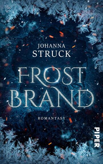 Das Buchcover zeigt einen frostigen, blauen Hintergrund, der durch eisblättrige Texturen und glitzernde Schneekristalle geprägt ist. In der Mitte thront der Titel „FROST BRAND“ in großen, silbernen Buchstaben, die im Licht schimmern. Darüber stehen der Name der Autorin „Johanna Struck“ und darunter das Wort „Romantasy“ in einer schlichten Schrift. Auf der rechten unteren Seite befindet sich das Verlagslogo „PIPER“. Die Gesamtatmosphäre vermittelt ein Gefühl von Magie und Kälte.