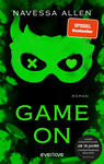 Das Buchcover zeigt einen tiefschwarzen Hintergrund, auf dem der Titel „GAME ON“ in großen, weißen, modernen Lettern zentral platziert ist. Darüber steht der Name der Autorin, „Navessa Allen“, in schmaler, eleganter Schrift. Unten links ist ein runder, grauer Button mit dem Text „VORLÄUFIGES COVER“ abgebildet, während sich darunter das Wort „Roman“ in kleinerer, weißer Schrift befindet. Die Gestaltung vermittelt eine dynamische und zeitgemäße Atmosphäre.