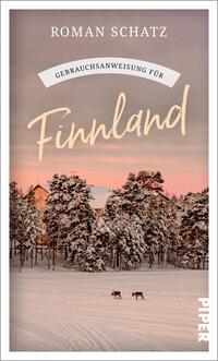 Das Buchcover zeigt eine winterliche Landschaft in Finnland mit schneebedeckten Bäumen und einem sanften, rosa-farbenen Himmel im Hintergrund. Im Vordergrund sind zwei Rehe sichtbar, die durch den Schnee laufen. Der Titel „Gebrauchsanweisung für Finnland“ erscheint in einer eleganten, geschwungenen Schrift und ist mittig platziert. Darüber steht der Name des Autors, „Roman Schatz“, in einer schlichten, serifenlosen Schrift. Der Verlag wird in der unteren rechten Ecke mit „PIPER“ genannt.
