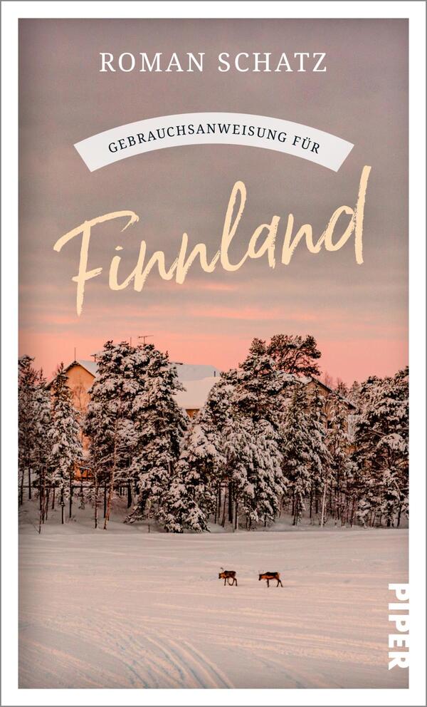 Das Buchcover zeigt eine winterliche Landschaft in Finnland mit schneebedeckten Bäumen und einem sanften, rosa-farbenen Himmel im Hintergrund. Im Vordergrund sind zwei Rehe sichtbar, die durch den Schnee laufen. Der Titel „Gebrauchsanweisung für Finnland“ erscheint in einer eleganten, geschwungenen Schrift und ist mittig platziert. Darüber steht der Name des Autors, „Roman Schatz“, in einer schlichten, serifenlosen Schrift. Der Verlag wird in der unteren rechten Ecke mit „PIPER“ genannt.