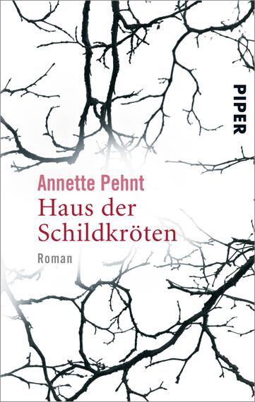 Das Buchcover zeigt ein minimalistisches Design mit einem weißen Hintergrund. In der oberen rechten Ecke befindet sich das Wort „PIPER“ in schwarzer, serifenloser Schrift. Zentral ist der Titel „Haus der Schildkröten“ in einer auffälligen, rot gefärbten Schrift, darunter der Autorenname „Annette Pehnt“ in schwarzer Schrift. Das Cover wird von grafischen, verzweigten Linien in Schwarz durchzogen, die einen natürlichen und doch eher düsteren Eindruck vermitteln. Die Atmosphäre wirkt zugleich geheimnisvoll und ansprechend.