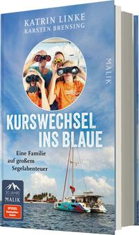 Das Buchcover zeigt eine lebendige Szene mit einer Familie, die auf einem Segelboot unterwegs ist. Im oberen Teil des Covers sind zwei Personen abgebildet, die mit Ferngläsern in der Hand in die Ferne schauen, umgeben von einem blauen Himmel. Der Titel „KURSWECHSEL INS BLAUE“ ist groß und in Weiß geschrieben, während der Untertitel „Eine Familie auf großem Segelabenteuer“ in kleinerer Schrift darunter erscheint. Die Farben sind hell und einladend und vermitteln eine fröhliche, abenteuerliche Atmosphäre.