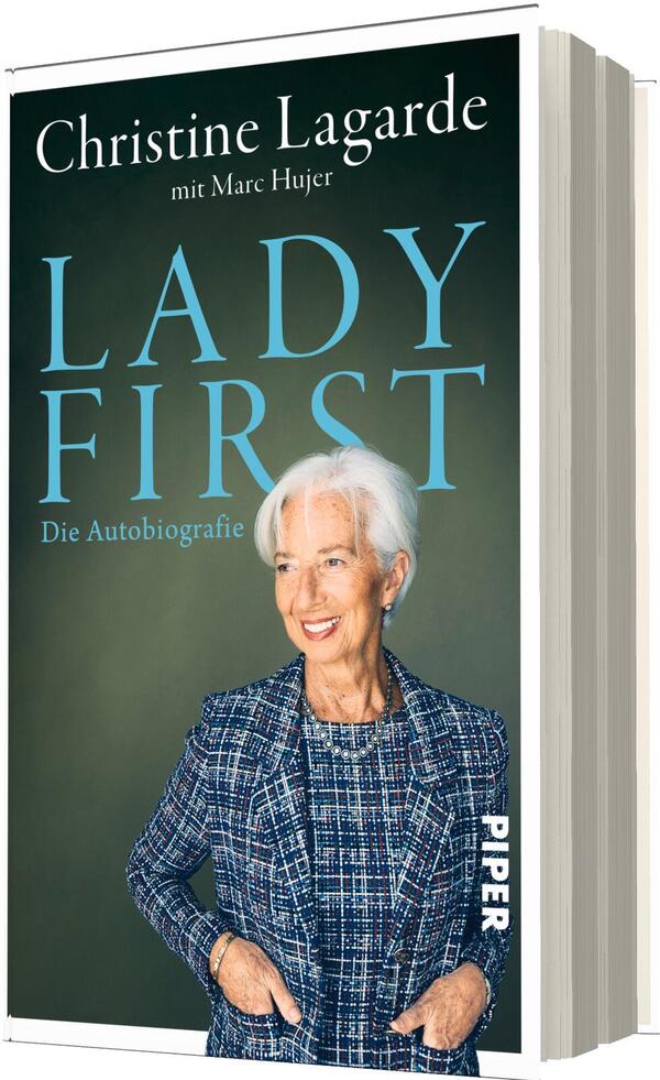 Das Buchcover zeigt die Porträtaufnahme von Christine Lagarde, die lächelt, die Hände in den Taschen hat und ein blau kariertes Kostüm trägt, vor dunkelgrünem Hintergrund. Oben steht der Autorenname „Christine Lagarde mit Marc Hujer“ in weißer Serifenschrift, mittig groß und hellblau der Titel „LADY FIRST“. Darunter die Zusatzzeile „Die Autobiografie“ in kleinerer hellblauer Schrift. Die Stimmung wirkt selbstbewusst und klassisch, klare Typografie, harmonische Blautöne.