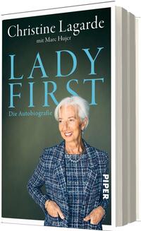 Das Buchcover zeigt die Porträtaufnahme von Christine Lagarde, die lächelt, die Hände in den Taschen hat und ein blau kariertes Kostüm trägt, vor dunkelgrünem Hintergrund. Oben steht der Autorenname „Christine Lagarde mit Marc Hujer“ in weißer Serifenschrift, mittig groß und hellblau der Titel „LADY FIRST“. Darunter die Zusatzzeile „Die Autobiografie“ in kleinerer hellblauer Schrift. Die Stimmung wirkt selbstbewusst und klassisch, klare Typografie, harmonische Blautöne.