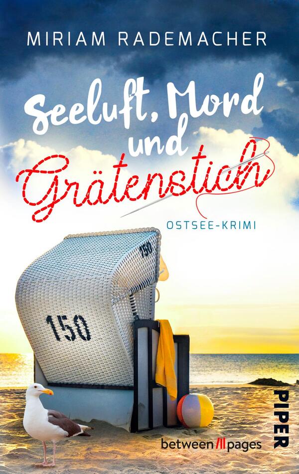Das Buchcover zeigt einen hellen Strand mit einem ruhigen Wasserhorizont unter einem klaren Himmel. Im Vordergrund steht ein typischer Strandkorb, der mit der Nummer „150“ gekennzeichnet ist. Eine Möwe sitzt daneben. Der Titel „Seeluft, Mord und Grätenstich“ ist in einer Kombination aus eleganter und verspielter Schrift in weiß und rot gehalten, während der Untertitel „Ostsee-Krimi“ in schlichter, klassischer Schrift dargestellt ist. Der Name der Autorin, Miriam Rademacher, erscheint oben in weißem Schriftzug.