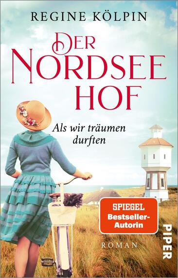 Das Buchcover zeigt eine feminine Figur mit einer blonden Frisur, die einen Hut trägt und im Vordergrund steht. Sie ist in einem blauen Oberteil und einem gestreiften Rock gekleidet. Im Hintergrund sind ein Leuchtturm und das Meer zu sehen, umrahmt von einem hellen Himmel. Der Titel „Der Nordsee Hof“ ist in großen roten Buchstaben oben platziert, gefolgt von dem Untertitel „Als wir träumen durften“. Im unteren Bereich befindet sich der Hinweis „SPIEGEL Bestseller-Autorin“ sowie das Verlagslogo „PIPER“.