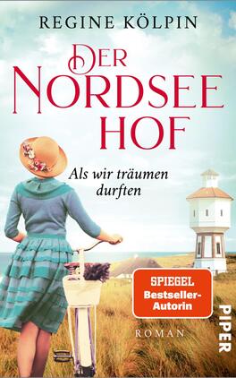 Das Buchcover zeigt eine feminine Figur mit einer blonden Frisur, die einen Hut trägt und im Vordergrund steht. Sie ist in einem blauen Oberteil und einem gestreiften Rock gekleidet. Im Hintergrund sind ein Leuchtturm und das Meer zu sehen, umrahmt von einem hellen Himmel. Der Titel „Der Nordsee Hof“ ist in großen roten Buchstaben oben platziert, gefolgt von dem Untertitel „Als wir träumen durften“. Im unteren Bereich befindet sich der Hinweis „SPIEGEL Bestseller-Autorin“ sowie das Verlagslogo „PIPER“.