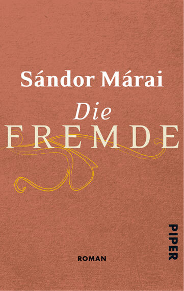 Das Buchcover zeigt einen sanften, rosafarbenen Hintergrund. In der oberen Hälfte steht der Autor „Sándor Márai“ in einer klaren, weißen Schrift. Darunter hebt sich der Titel „Die FREMD E“ in einer eleganten, hellgoldenen Typografie hervor, die durch geschwungene, ornamentale Linien ergänzt wird. Am rechten Rand ist das Verlagslogo „PIPER“ in einem kräftigen Schwarz platziert. Die Gesamtatmosphäre strahlt eine subtile Eleganz und kulturelle Tiefe aus.