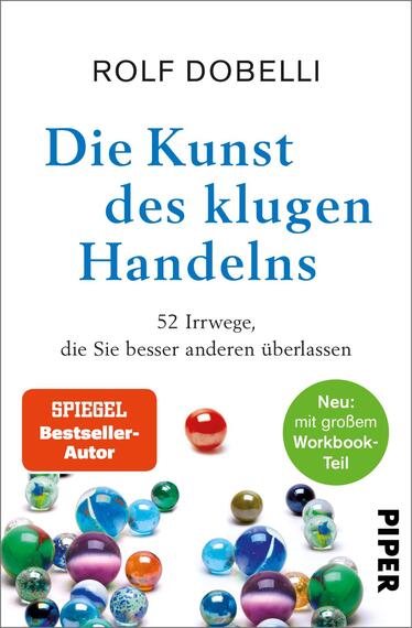 Das Buchcover zeigt einen klaren, weißen Hintergrund, auf dem der Titel „Die Kunst des klugen Handelns“ in großen blauen Buchstaben prominent platziert ist. Darunter steht in kleinerer Schrift „52 Irrwege, die Sie besser anderen überlassen“. Der Autorname „ROLF DOBELLI“ ist oben in schwarzer Schrift zu sehen. Am unteren Rand ist das Verlagslogo „PIPER“ abgebildet. Vor dem weißen Hintergrund sind verschiedenfarbige Murmeln zu sehen, die eine kreative und einladende Atmosphäre erzeugen. Ein grüner Button weist darauf hin, dass es sich um einen „SPiEGEL Bestseller-Autor“ handelt, und ein weiterer Hinweis besagt „Neu: mit großem Workbook-Teil“.