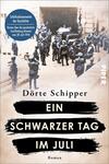 Das Buchcover zeigt eine historische Schwarzweißaufnahme, die eine Gruppe von Soldaten und Zivilisten vor einem Gebäude darstellt. In der oberen linken Ecke befindet sich ein blauer Kreis mit dem Text „Schicksalsmomente der Geschichte“. Der Titel „ EIN SCHWARZER TAG IM JULI“ von Dörte Schipper ist in großen, auffälligen Buchstaben in Schwarz auf einem weißen Streifen platziert. Der Untertitel „Roman“ steht in kleinerer Schrift darunter. Das Cover vermittelt eine ernste und nachdenkliche Atmosphäre.