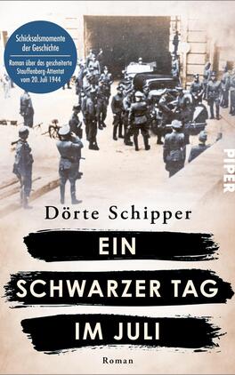 Das Buchcover zeigt eine historische Schwarzweißaufnahme, die eine Gruppe von Soldaten und Zivilisten vor einem Gebäude darstellt. In der oberen linken Ecke befindet sich ein blauer Kreis mit dem Text „Schicksalsmomente der Geschichte“. Der Titel „ EIN SCHWARZER TAG IM JULI“ von Dörte Schipper ist in großen, auffälligen Buchstaben in Schwarz auf einem weißen Streifen platziert. Der Untertitel „Roman“ steht in kleinerer Schrift darunter. Das Cover vermittelt eine ernste und nachdenkliche Atmosphäre.