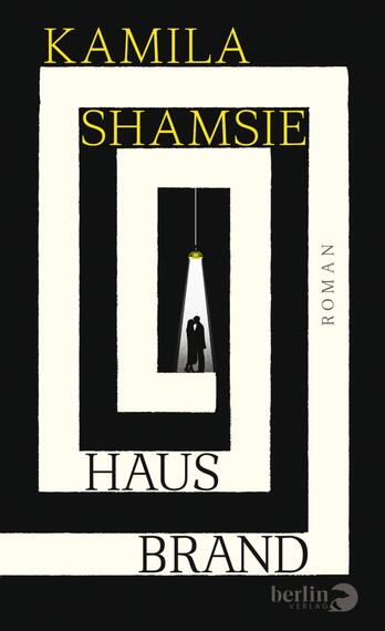 Das Buchcover zeigt einen schwarzen Hintergrund, auf dem sich helle, geometrische Linien in Form einer Spirale befinden. In der Mitte hängt eine vergoldete Lampe, die ein Paar in einer Umarmung beleuchtet. Der Titel „HAUS BRAND“ ist in großen, weißen Großbuchstaben im unteren Teil des Covers platziert, während der Name der Autorin „KAMILA SHAMSIE“ in leuchtend gelbem Schriftzug oben steht. Der Zusatz „ROMAN“ ist klein und unauffällig auf der rechten Seite zu finden. Die Atmosphäre vermittelt ein Gefühl von Intimität und Geheimnis.