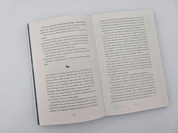 Außenansicht des Buches „Her Dark Power“