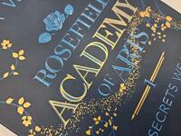Innenansicht des Buches „Rosefield Academy of Arts – The Secrets We Keep“