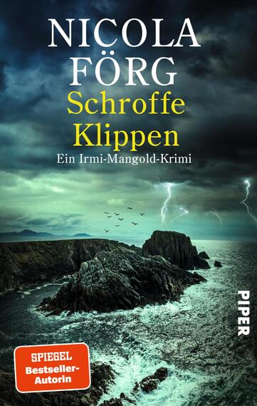 Das Buchcover zeigt eine dramatische Küstenlandschaft mit schroffen Klippen und stürmischer See. Der Himmel ist düster und von dunklen Wolken sowie Blitzen durchzogen. In der oberen Hälfte steht der Titel „Schroffe Klippen“ in gelber Schrift, während der Autorenname „Nicola Förg“ in weißer Schrift darüber positioniert ist. Unten rechts befindet sich der Hinweis „SPIEGEL Bestseller-Autorin“. Die Atmosphäre ist spannungsgeladen und vermittelt ein Gefühl von Geheimnis und Gefahr.