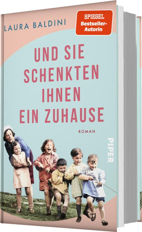 Das Buchcover zeigt eine verträumte, pastellfarbene Gestaltung mit einem sanften Türkis-Hintergrund. Im Vordergrund stehen fünf Kinder, die fröhlich zusammen einen Moment festhalten, und wirken unbeschwert. Der Titel „UND SIE SCHENKTEN IHNEN EIN ZUHAUSE“ ist in einer markanten, rosafarbenen Schrift hervorgehoben. Darunter steht das Wort „ROMAN“ in kleinerer Schrift. Oben links befindet sich ein rotes Label mit der Aufschrift „SPIEGEL Bestseller-Autorin“, sowie der Name der Autorin, Laura Baldini.