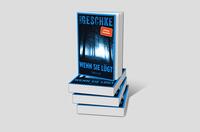 Bücherstapel des Buches „Wenn sie lügt“
