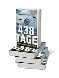Bücherstapel des Buches „438 Tage“