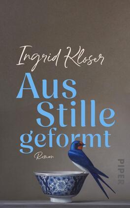 Das Buchcover zeigt einen schlichten, hellbraunen Hintergrund. Im Vordergrund ist eine weiße Schale abgebildet, in der ein stilisierter, blauer Vogel sitzt. Der Titel „Aus Stille geformt“ ist in auffälliger, großer, hellblauer Typografie gestaltet, während der Autorinnenname „Ingrid Kloser“ in einer eleganten, handschriftähnlichen Schriftart oben platziert ist. Das Wort „Roman“ ist dezent darunter zu finden. Die Komposition vermittelt eine ruhige und nachdenkliche Atmosphäre.