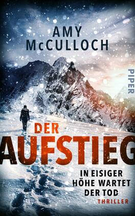 Das Buchcover zeigt eine schneebedeckte Berglandschaft mit dramatischen Felsformationen unter einem stürmischen Himmel. Auf einem verschneiten Pfad geht eine einsame Figur in Wanderkleidung, die symbolisch für den Kampf gegen die Elemente steht. Der Titel „DER AUFSTIEG“ ist in großen, rot-orangefarbenen Buchstaben in der unteren Bildhälfte platziert, während der Untertitel „IN EISIGER HÖHE WARTET DER TOD“ darunter in kleinerer, weißer Schrift erscheint. Am oberen Rand steht der Name der Autorin, Amy McCulloch, in klarer, eleganter Schrift, und das Verlagslogo befindet sich in der oberen rechten Ecke.