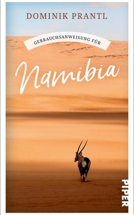 Das Buchcover zeigt eine weite, sandfarbene Wüstenlandschaft mit sanften Dünen im Hintergrund. Im Vordergrund ist eine Antilope abgebildet, die allein über den sandigen Boden läuft. Der Titel „Namibia“ ist in geschwungener, weißer Schrift platziert und wird durch den Untertitel „Gebrauchsanweisung für“ ergänzt, der in einer schmaleren, grauen Schrift darüber steht. Der Autor Dominik Prantl ist am oberen Ende des Covers sichtbar. Die Gesamtatmosphäre vermittelt ein Gefühl von Weite und Abenteuer.