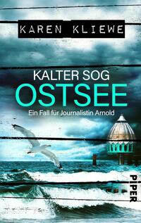 Das Buchcover zeigt eine düstere Ostseelandschaft mit stürmischem Wasser und grauen Wolken. Im Vordergrund ist ein weißer Vogel zu sehen, der über die Ostsee fliegt. Der Titel „KALTER SOG OSTSEE“ erscheint in großen, turquoise Schriftzügen, die sich stark vom Hintergrund abheben. Darunter steht der Untertitel „Ein Fall für Journalistin Arnold“ in dezenterer Schrift. Der Autorennamen „KAREN KLIEWE“ ist in schwarzer Schrift am oberen Rand platziert. Der Verlag ist in kleiner Schrift am unteren Rand angegeben.