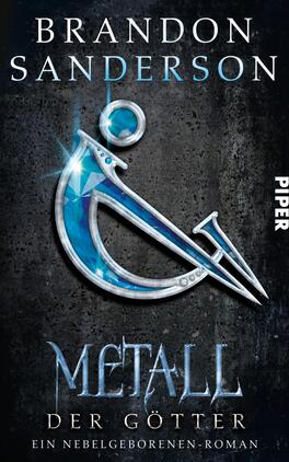 Das Buchcover zeigt einen dunkelgrünen, strukturierten Hintergrund. Im oberen Bereich stehen in großzügigen, weißen Buchstaben die Namen „BRANDON SANDERSON“. Darunter befindet sich der Titel „METALL DER GÖTTER“ in metallisch blauer Schrift, die eine spiegelnde Oberfläche zeigt. Zentral auf dem Cover ist ein Symbol in schimmerndem Blau, das an ein kunstvolles Logo erinnert. Rechts unten ist der Verleger „PIPER“ in schmaler, weißer Schrift platziert. Die Farbpalette und typografische Gestaltung erzeugen eine geheimnisvolle und fesselnde Atmosphäre.