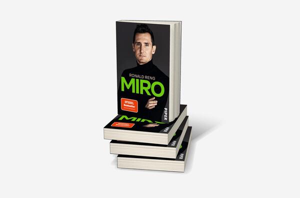 Bücherstapel des Buches „Miro“