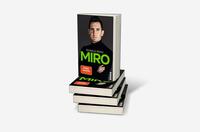 Bücherstapel des Buches „Miro“