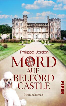 Das Buchcover zeigt ein elegantes Schloss im Hintergrund mit einer großzügigen Gartenanlage und einem gepflasterten Weg, der zum Eingang führt. Die Farben sind hell und einladend, dominiert von sanften Grün- und Blautönen. In der Mitte steht der Titel „MORD AUF BELFORD CASTLE“ in großen, roten Buchstaben mit einem stilisierten Union Jack im Wort „MORD“. Der Autor Philippa Jordan ist oben platziert. Ein weißer Pudel ist in der unteren linken Ecke abgebildet, was eine charmante Note hinzufügt. Unten rechts steht „Piper“ in klarer Schrift.