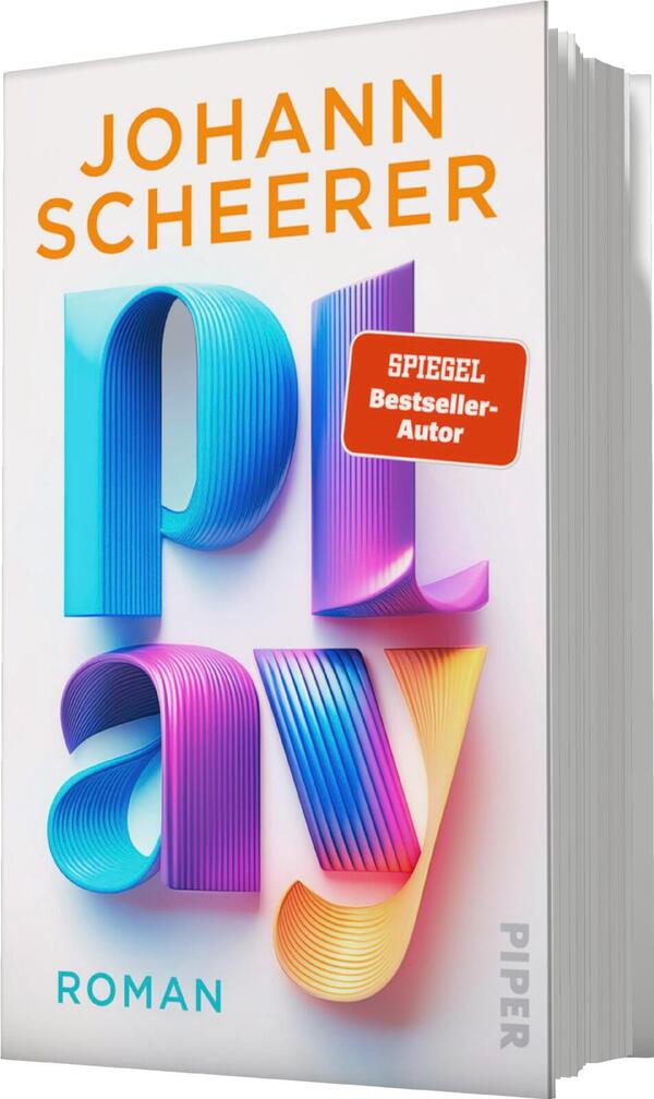 Das Buchcover zeigt den Titel „play“ in einer dreidimensionalen, bunten Schrift aus geschwungenen Linien. Die Farben reichen von Blau über Violett bis zu Pink und Orange, was eine lebendige und dynamische Atmosphäre schafft. Oben links steht der Name des Autors „Johann Scheerer“ in klaren, orangefarbenen Buchstaben. Ein rotes Etikett mit dem Text „SPIEGEL Bestseller-Autor“ ist ebenfalls sichtbar. Unten steht das Wort „Roman“ in kleinerer Schrift.