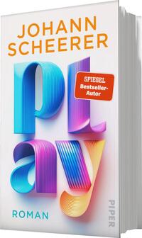 Das Buchcover zeigt den Titel „play“ in einer dreidimensionalen, bunten Schrift aus geschwungenen Linien. Die Farben reichen von Blau über Violett bis zu Pink und Orange, was eine lebendige und dynamische Atmosphäre schafft. Oben links steht der Name des Autors „Johann Scheerer“ in klaren, orangefarbenen Buchstaben. Ein rotes Etikett mit dem Text „SPIEGEL Bestseller-Autor“ ist ebenfalls sichtbar. Unten steht das Wort „Roman“ in kleinerer Schrift.