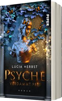 Das Buchcover zeigt eine elegante Skulptur einer Frau, die in sanftem Gold erstrahlt und von grünen Blättern umrahmt ist. Schmetterlinge in leuchtendem Orange fliegen um die Figur, was eine lebendige Atmosphäre vermittelt. Der Titel „Psyche – Verdammt frei“ ist in einer herausragenden, goldenen Schriftart am unteren Rand platziert. Darüber steht der Name der Autorin Lucia Herbst in einer schlichten, weißen Schrift. Der Hintergrund ist in dunkleren Tönen gehalten, was einen mystischen Eindruck erzeugt.