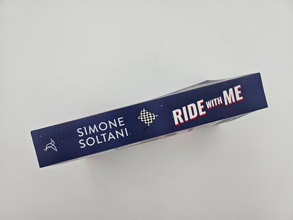 Außenansicht des Buches „Ride with me – Die Rennstrecke ist sein Leben, bis sie ihn aus der Spur bringt “