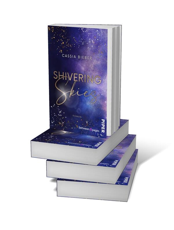 Bücherstapel des Buches „Shivering Skies“