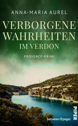 Das Buchcover zeigt eine malerische Landschaft mit einem klaren, blauen Wasserlauf, umgeben von grünen, bewaldeten Hügeln. Der Titel „Verborgenen Wahrheiten im Verdon“ ist in eleganter, goldener Schrift am oberen Rand platziert, während der Untertitel „Provence-Krimi“ in schlichter, weißer Schrift darunter steht. Der Name der Autorin, „Anna-Maria Aurel“, befindet sich ganz oben. Die Farbpalette reicht von sanften Grüntönen bis hin zu tiefen Blautönen, was eine geheimnisvolle und einladende Atmosphäre schafft.