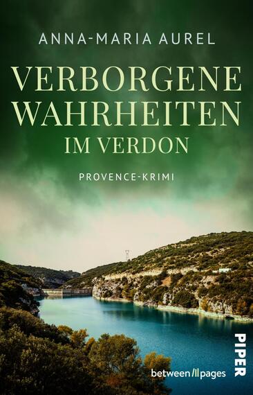 Das Buchcover zeigt eine malerische Landschaft mit einem klaren, blauen Wasserlauf, umgeben von grünen, bewaldeten Hügeln. Der Titel „Verborgenen Wahrheiten im Verdon“ ist in eleganter, goldener Schrift am oberen Rand platziert, während der Untertitel „Provence-Krimi“ in schlichter, weißer Schrift darunter steht. Der Name der Autorin, „Anna-Maria Aurel“, befindet sich ganz oben. Die Farbpalette reicht von sanften Grüntönen bis hin zu tiefen Blautönen, was eine geheimnisvolle und einladende Atmosphäre schafft.