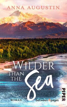 Wilder than the Sea Das Buchcover zeigt eine malerische Landschaft mit majestätischen Bergen im Hintergrund und einem glitzernden Wasserspiegel im Vordergrund. Die Farben sind lebhaft, mit warmen Orangetönen des Sonnenuntergangs und dem tiefen Blau des Meeres. Der Titel „Wilder than the Sea“ ist in einer geschwungenen, weißen Schrift prominent platziert, während der Name der Autorin Anna Augustin darüber in einer klaren, eleganten Typografie steht. Am unteren Rand ist das Wort „ROMAN“ in kleinerer Schrift zu sehen.
