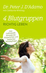 Das Buchcover zeigt eine Person mit langen, lockigen Haaren, die freudig in einer natürlichen Umgebung steht und die Arme leicht ausbreitet. Die Farbgestaltung ist dominiert von einem frischen, hellgrünen Hintergrund. Der Titel „4 Blutgruppen“ ist in einer modernen, klaren Schriftart in Weiß oben auf dem Cover platziert, während der Untertitel „RICHTIG LEBEN“ ebenfalls in Weiß darunter steht. Oben rechts ist der Name des Autors „Dr. Peter J. D'Adamo mit Catherine Whitney“ angebracht. Ein runder, weißer Bereich enthält den Text „Das individuelle Konzept für körperliches und seelisches Wohlergehen“.