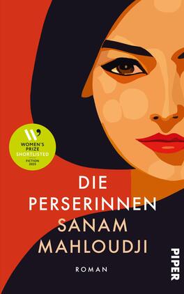 Das Buchcover zeigt das Porträt einer Frau mit dunklen Haaren und intensiven, ausdrucksstarken Augen. Ihr Gesicht ist in warmen, erdigen Tönen gehalten, während der Hintergrund in lebhaftem Rot gestaltet ist. Der Titel „Die Perserinnen“ steht prominent in großen, weißen Buchstaben in der unteren Hälfte des Covers, gefolgt vom Namen der Autorin Sanam Mahloudji, ebenfalls in Weiß. Ein grüner Sticker im oberen linken Bereich weist auf die Nominierung für den „Women’s Prize“ hin. Die Atmosphäre des Covers vermittelt Stärke und Selbstbewusstsein.