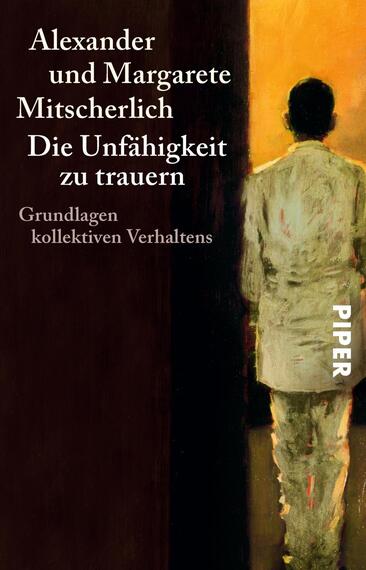Das Buchcover zeigt einen im Schatten stehenden Mann in einem hellen Anzug, der von hinten betrachtet wird. Der Hintergrund ist in dunklen, satten Tönen gehalten, die eine nachdenkende Stimmung erzeugen. Der Titel „Die Unfähigkeit zu trauern“ sowie die Autoren „Alexander und Margarete Mitscherlich“ sind in großen, weißen Buchstaben im oberen Bereich des Covers platziert. Darunter steht in kleinerer Schrift „Grundlagen kollektiven Verhaltens“. Das Verlagslogo „PIPER“ befindet sich in der unteren rechten Ecke.