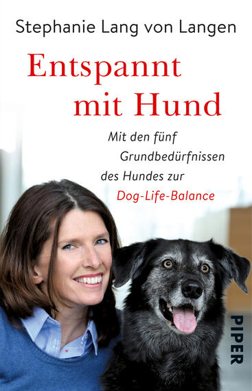 Das Buchcover zeigt eine lächelnde Frau mit langen, braunen Haaren, die mit einem schwarzen Hund posiert. Der Hund sitzt neben ihr und schaut freundlich in die Kamera. Über dem Bild steht in roter Schrift „Entspannt mit Hund“. Darunter befindet sich der Untertitel „Mit den fünf Grundbedürfnissen des Hundes zur Dog-Life-Balance“ in schwarzer Schrift. Der Hintergrund ist hell und trägt zur freundlichen Atmosphäre des Covers bei. Unten rechts steht in kleinerer Schrift „PIPER“.