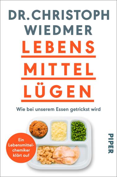 Das Buchcover zeigt eine weiße Hintergrundfarbe mit einem großen, auffälligen Titel in orange und grauer Schrift: „LEBENSMITTEL LÜGEN“. Darunter steht in kleinerer Schrift der Untertitel „Wie bei unserem Essen getrickst wird“. Der Autorname „DR. CHRISTOPH WIEDMER“ ist oben in grauer Schrift platziert. Im unteren Bereich ist eine plastikartige Schale mit verschiedenen Lebensmitteln abgebildet, darunter ein Keks, pürierte Kartoffeln, grüne Erbsen und Hähnchenbrust. Ein roter Button mit der Aufschrift „Ein Lebensmittel-chemiker klärt auf“ ist auf der linken Seite sichtbar.