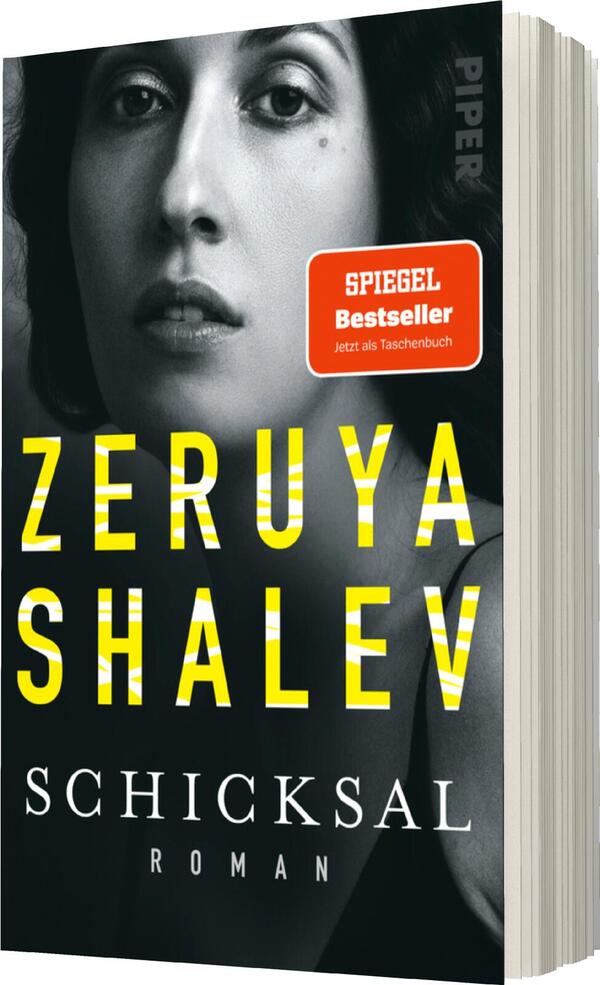 Das Buchcover zeigt ein Portrait einer Frau mit intensiven, nachdenklichen Gesichtszügen und dunklem Haar, das im Halbprofil dargestellt ist. Im Hintergrund dominieren schwarze Farbtöne, während der Titel „Zeruya Shalev“ in großen, gelben Buchstaben leuchtet. Darunter steht der Titel „Schicksal“ in subtilerer Schrift, gefolgt von dem Wort „Roman“. Ein rotes Label mit weißer Schrift informiert über den Status als „SPIEGEL Bestseller“ und die Verfügbarkeit als Taschenbuch. Die Atmosphäre ist geheimnisvoll und einladend zugleich.