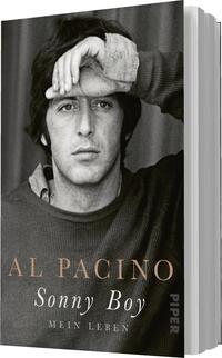 Das Buchcover zeigt ein Porträt von Al Pacino, der mit nachdenklichem Ausdruck und einer Hand auf der Stirn in die Kamera blickt. Der Hintergrund ist in Schwarz-Weiß gehalten, was eine nostalgische Atmosphäre vermittelt. Der Titel „Sonny Boy“ ist in goldenen Buchstaben in eleganter Schriftart platziert, gefolgt von „Mein Leben“ in ebenfalls goldener Schrift. Am unteren Rand ist der Verlagsname „PIPER“ zu sehen. Die Farben und die Typografie verleihen dem Cover einen klassischen und zeitlosen Eindruck.